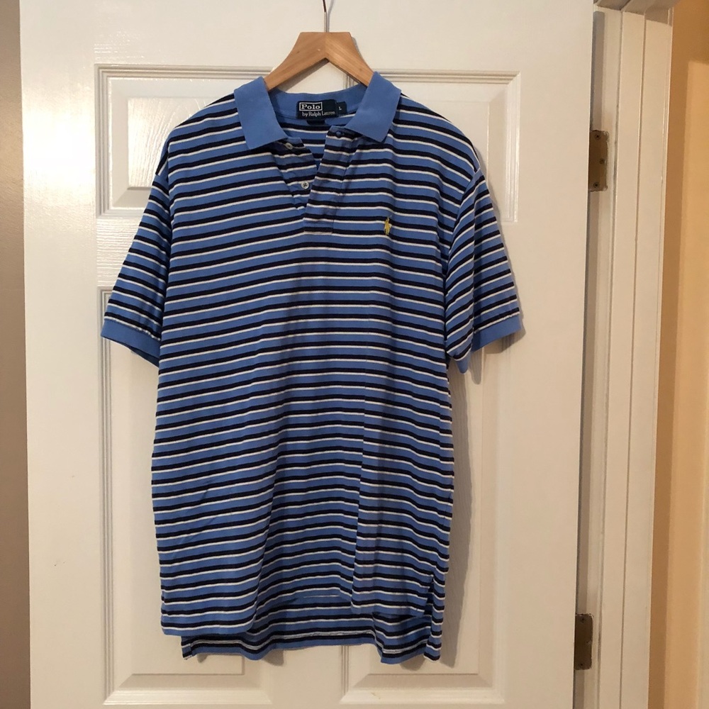 Short sleeve shirt.